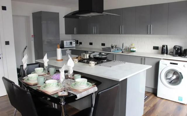 Contemporary 2bed House With Parking