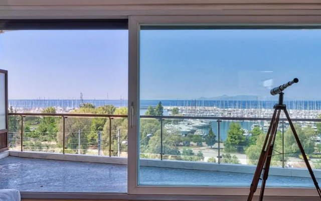 Spacious 3 bedroom apartment in Alimos