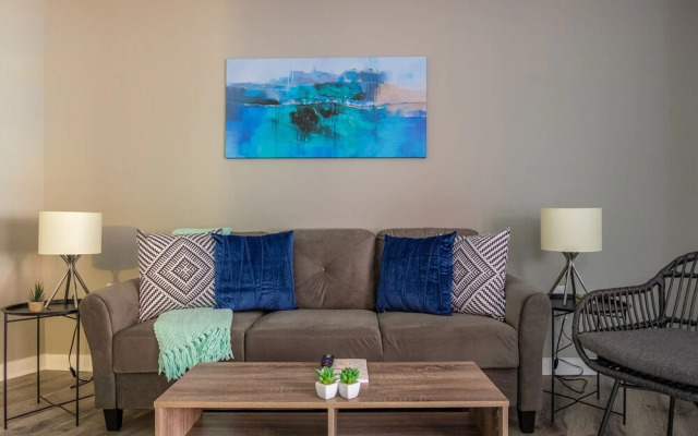 Large 2BR Apt Near Perk Plaza