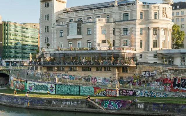 Prater Balcony Suite by ichbucheAT