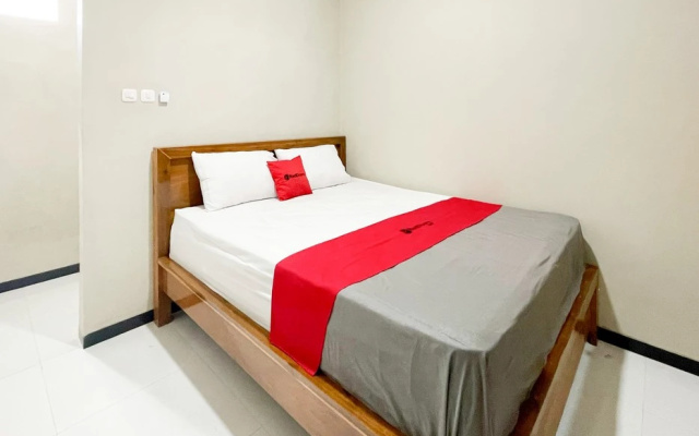 RedDoorz near Alun-Alun Purwokerto 3 – Guest Rooms – Purwokerto