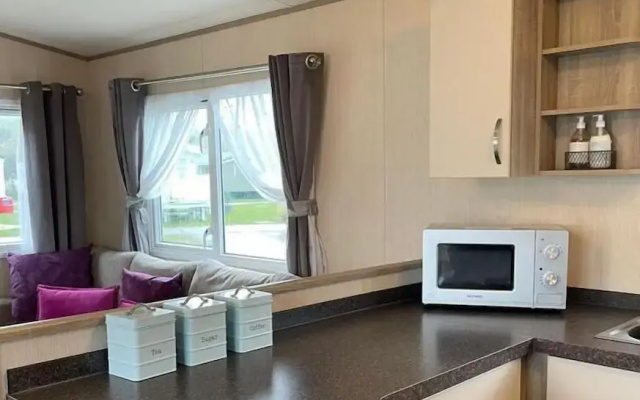 Comfortable 3-bed Caravan - Combe Haven