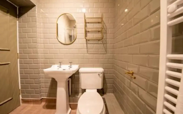 Host Stay Woodroffe Arms Hope Twin Room 2