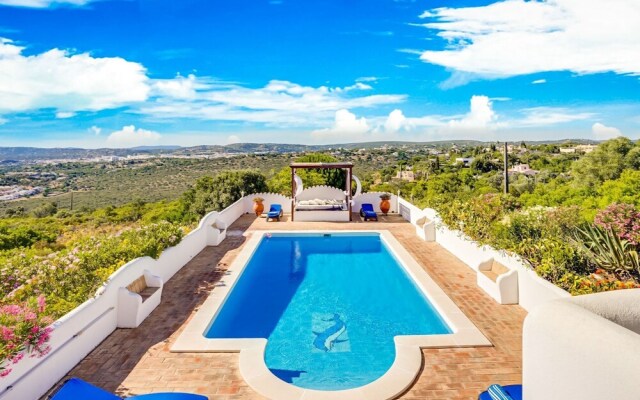 Luxurious Villa in Loulé With Private Swimming Pool