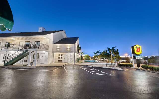 Super 8 by Wyndham Branson / Shepherd of the Hills Exwy