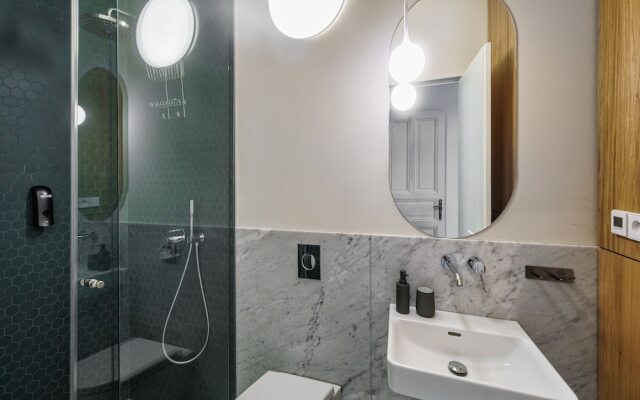 MN6 Luxury Suites by Adrez Living