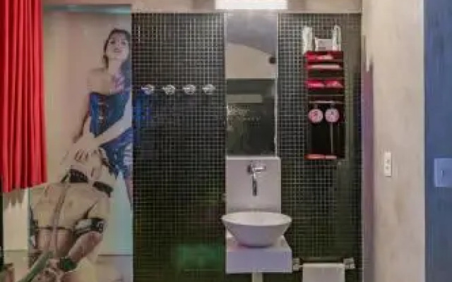 Mc Motel (Только для взрослых)