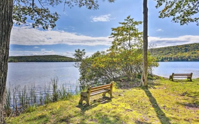 Cozy Pocono Mountain Escape