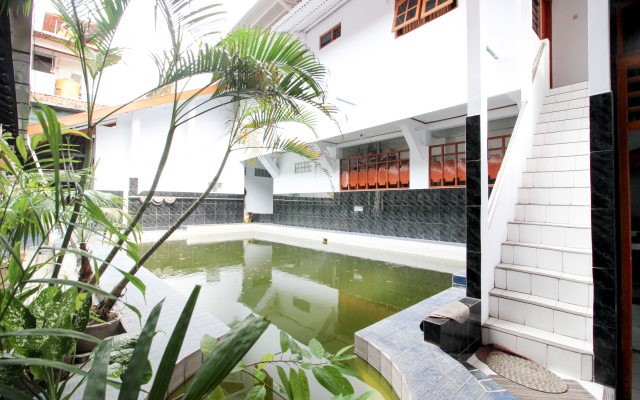 RedDoorz Plus near Alun Alun Selatan