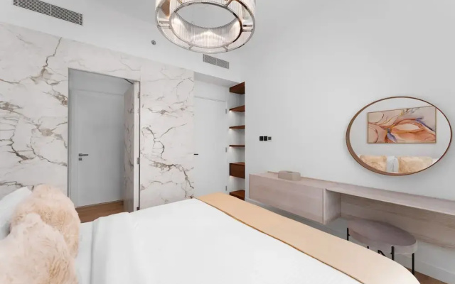 Maison Privee - Deluxe 3BR Apt w/ Dubai Marina View and Beach Access