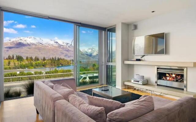 Modern Executive Living in Pounamu - 16