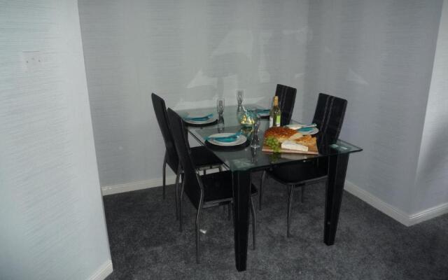 Paisley Central Apartment #3