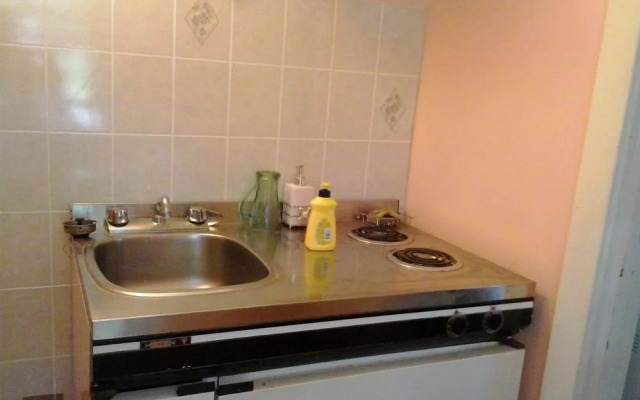 Port Hope Economy Apartments