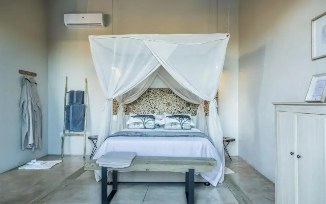 Kruger Sunset Lodge - living with lions