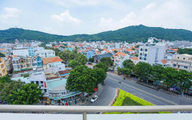 Caroline Beach Vung Tau