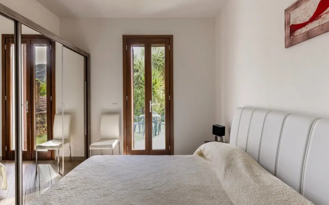 Air-conditioned With Garden and Private Parking