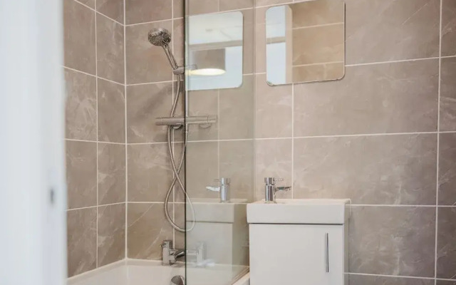 Corner House - Bright 2BD in Cheltenham