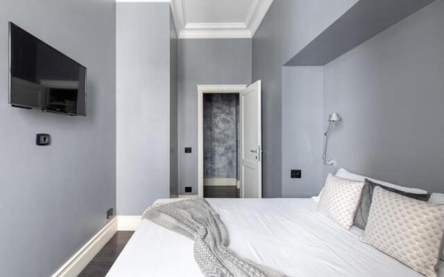 A Sparkle of Red in Trastevere