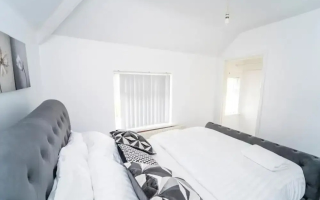 Sunny Lodge in Anstey - Spacious 3 Bedroom Home