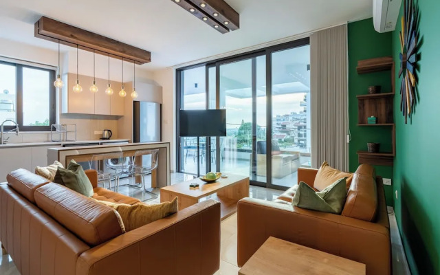 Beachcomber 2-BR Apartment in Larnaca