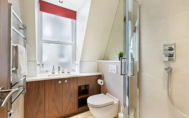 Stylish 2BR 2BA by the Heart of Soho