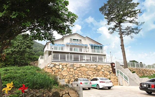 Yeosu Sea Side Pines Pension