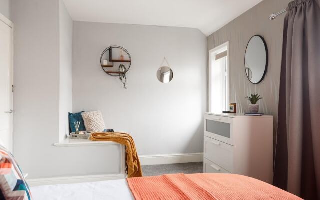 Two-bed House Sleeps 5 With Large Garden & Parking