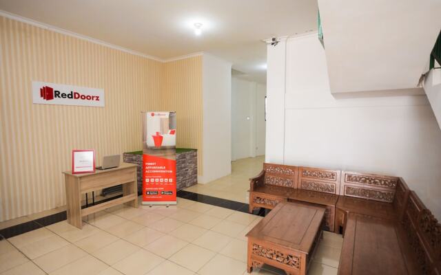 RedDoorz near Plaza Araya 2