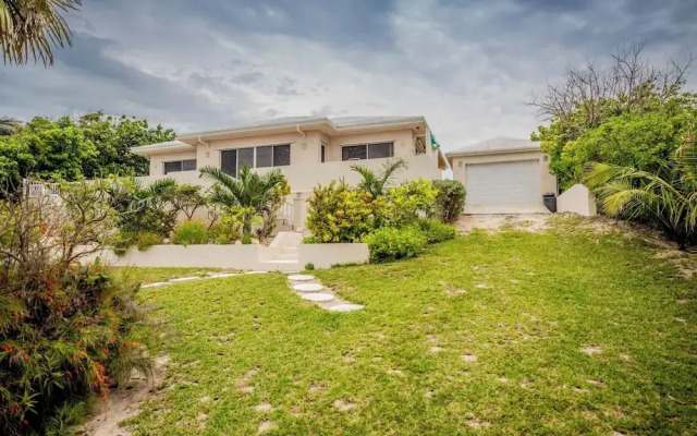 Flipper'S Haven: Tropical Retreat
