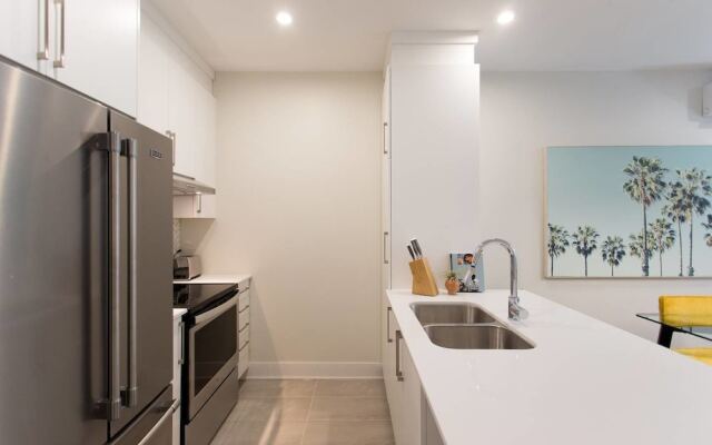 Perfect 2 Bdr, 2 Bath Landing for the Family