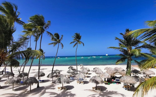 Tropicana Suites Deluxe Beach Club & Pool