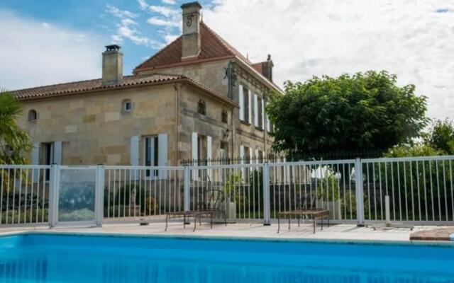 Attractive castle in Cezac with private pool