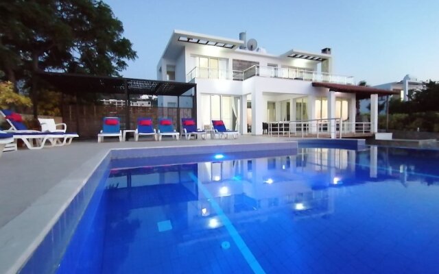 Ocean View Family Villa, Sleeps 2-10, Private Pool, Wifi, Internet Tv & Acs