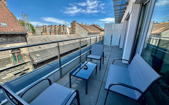 Central Apartment Budapest ~ Roof Terrace/AC/Indoor parking
