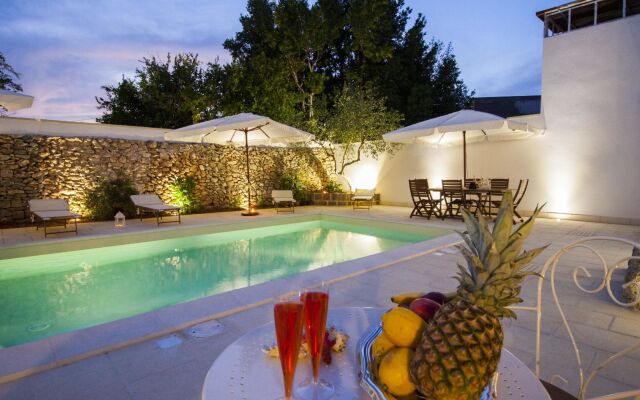 Luxury Courtyard
