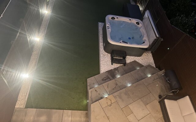 Broadway Beach Homes Airbnb With Hot tub