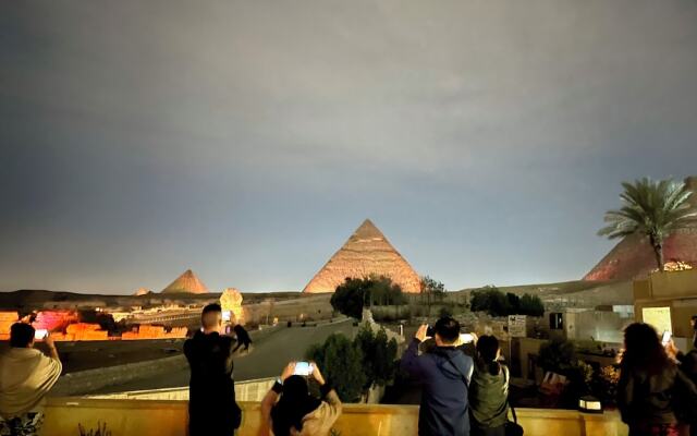 The Gate Hotel Front Pyramids & Sphinx View