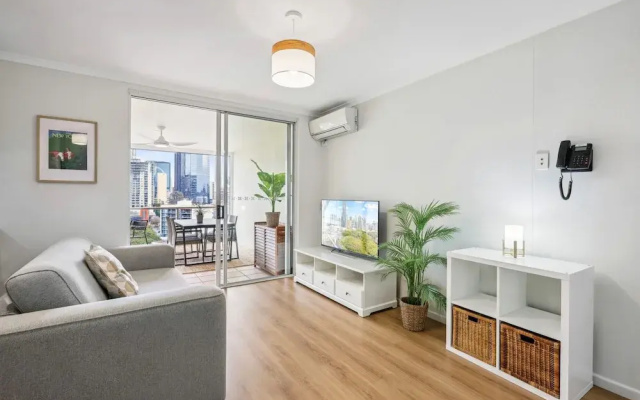 Bright 1-bed With Great Views & Amenities