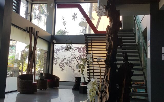La Jenns Hotel and Resto Grill