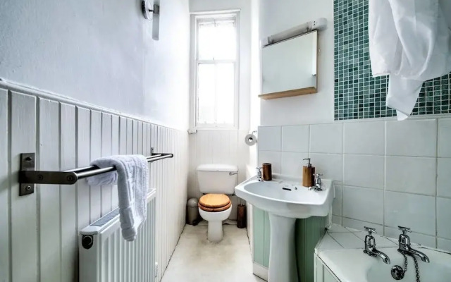 Lovely and Spacious 2BR Home on Comiston Road