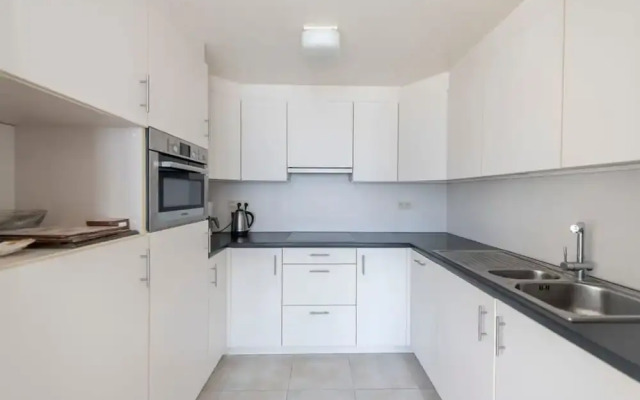 Seaview Apartment on the Beach - Free Parking