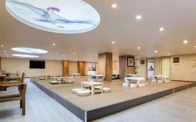 Changbai Mountain Wanda Yue Loft Hot Spring Hotel (Tourism Service Center of West Changbai Mountain)