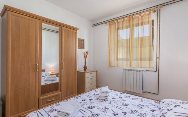 Two Bedrooms Ground Floor Apartment With Private Pool and Garden Near Pula