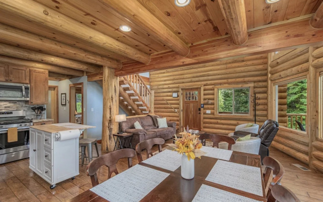 Bearfoot Chalet 3 Bedroom Home by NW Comfy Cabins
