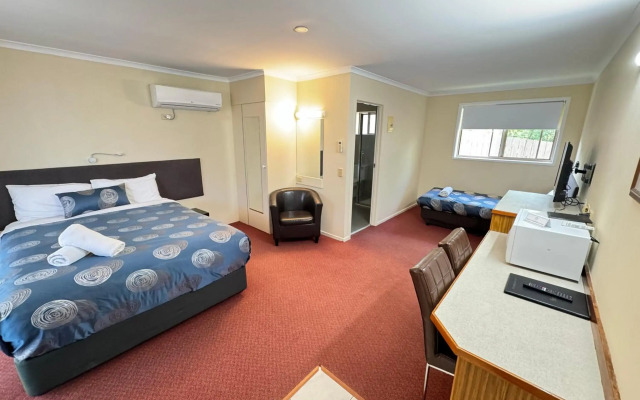 Blue Whale Motor Inn & Apartments