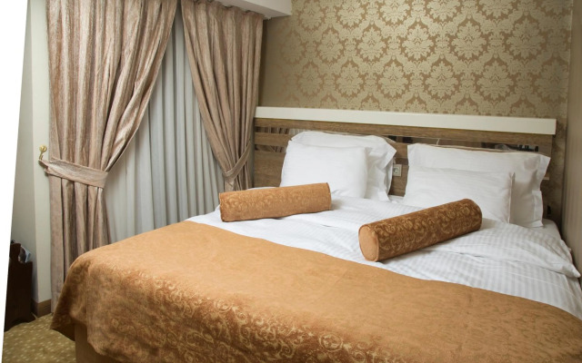 Golden Rain Hotel Old City