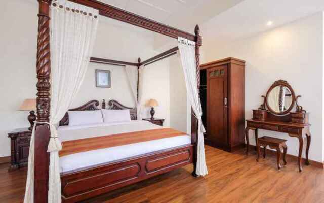 Colonial Hotel
