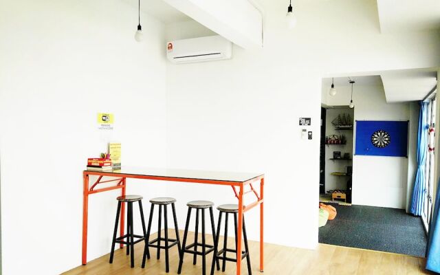 Roof Talk Theme Hostel