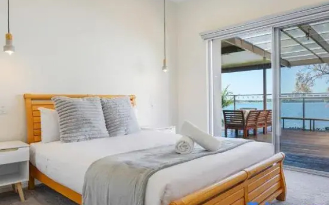 Spacious 4BR Riverfront Getaway in Taren Point