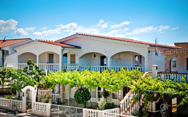Apartment in Vir with a barbecue